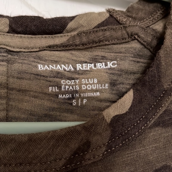 Banana Republic Camo print T-shirt size small - Picture 4 of 8